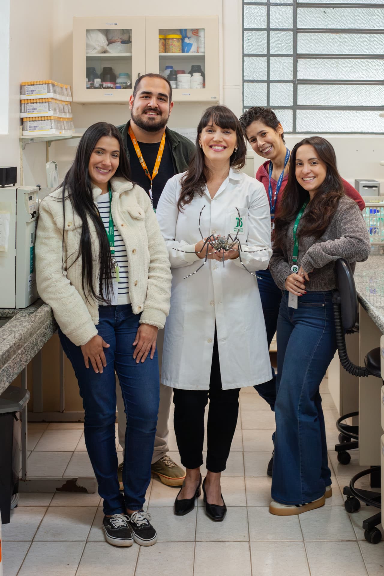 Equipe em atividade no laboratório de Parasitologia.