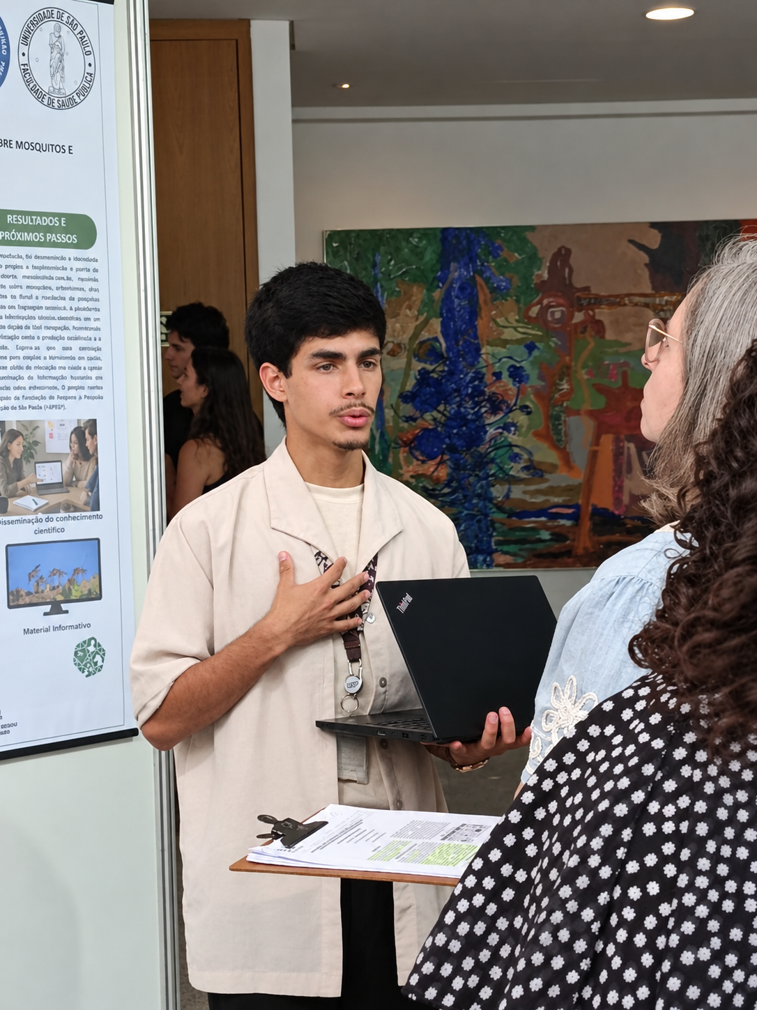 Kauã Vieira no 34º SIICUSP, apresentando o MOSAICOH Lab.