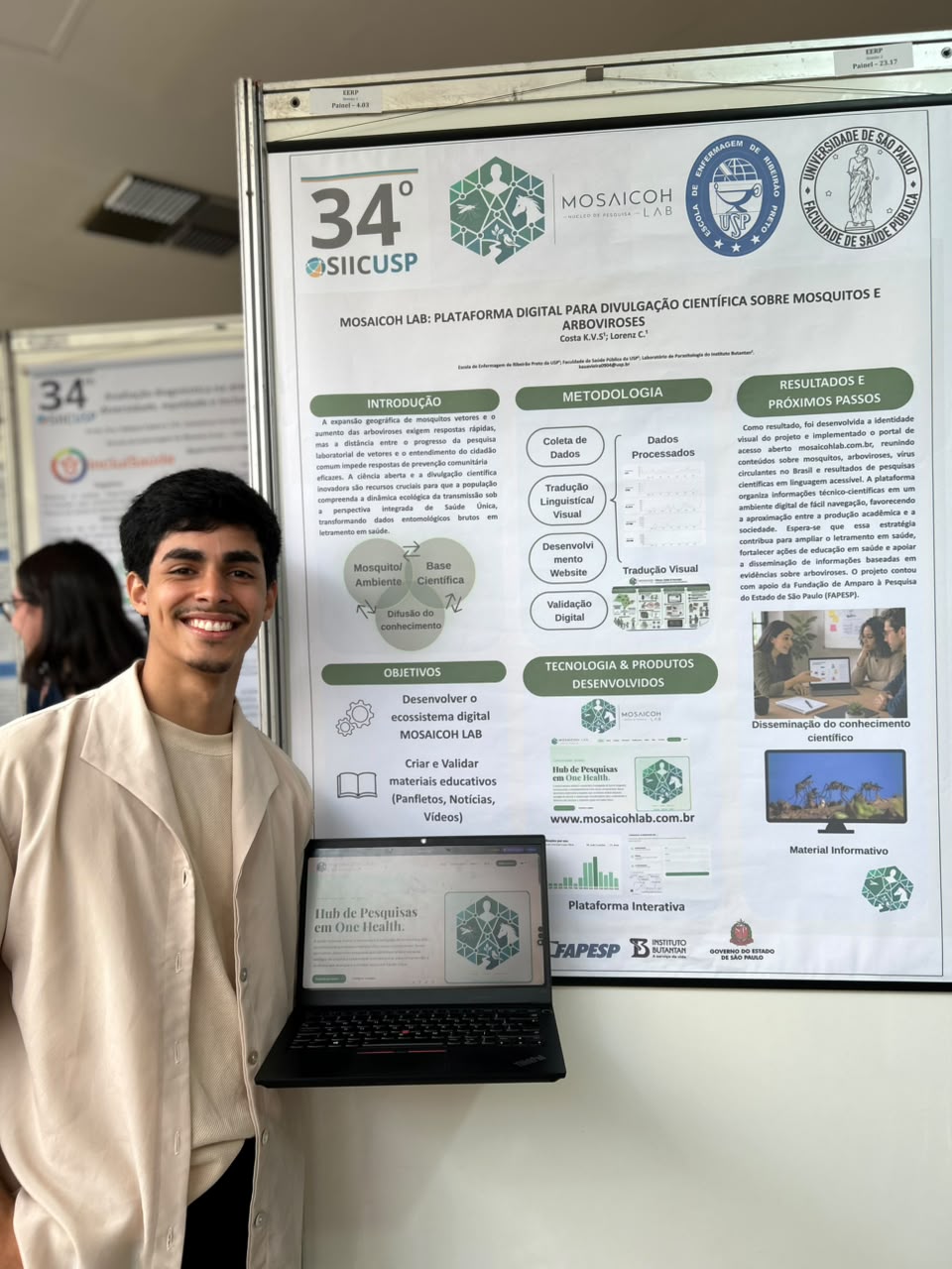 Kauã Vieira no 34º SIICUSP, apresentando o MOSAICOH Lab.